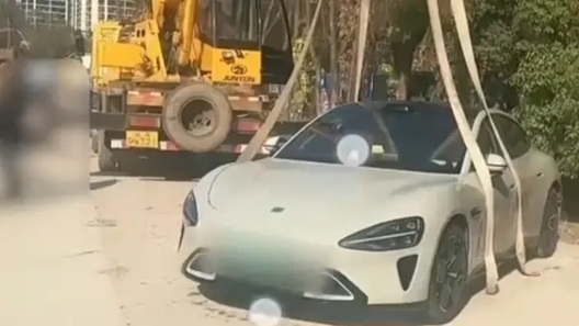 Chiếc xe điện Xiaomi SU7 đâm đầu xuống nước khi đang ở chế độ tự lái