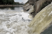 Dòng nước hôi thối vẫn ồ ạt chảy vào sông Tô Lịch trước ngày "hồi sinh"