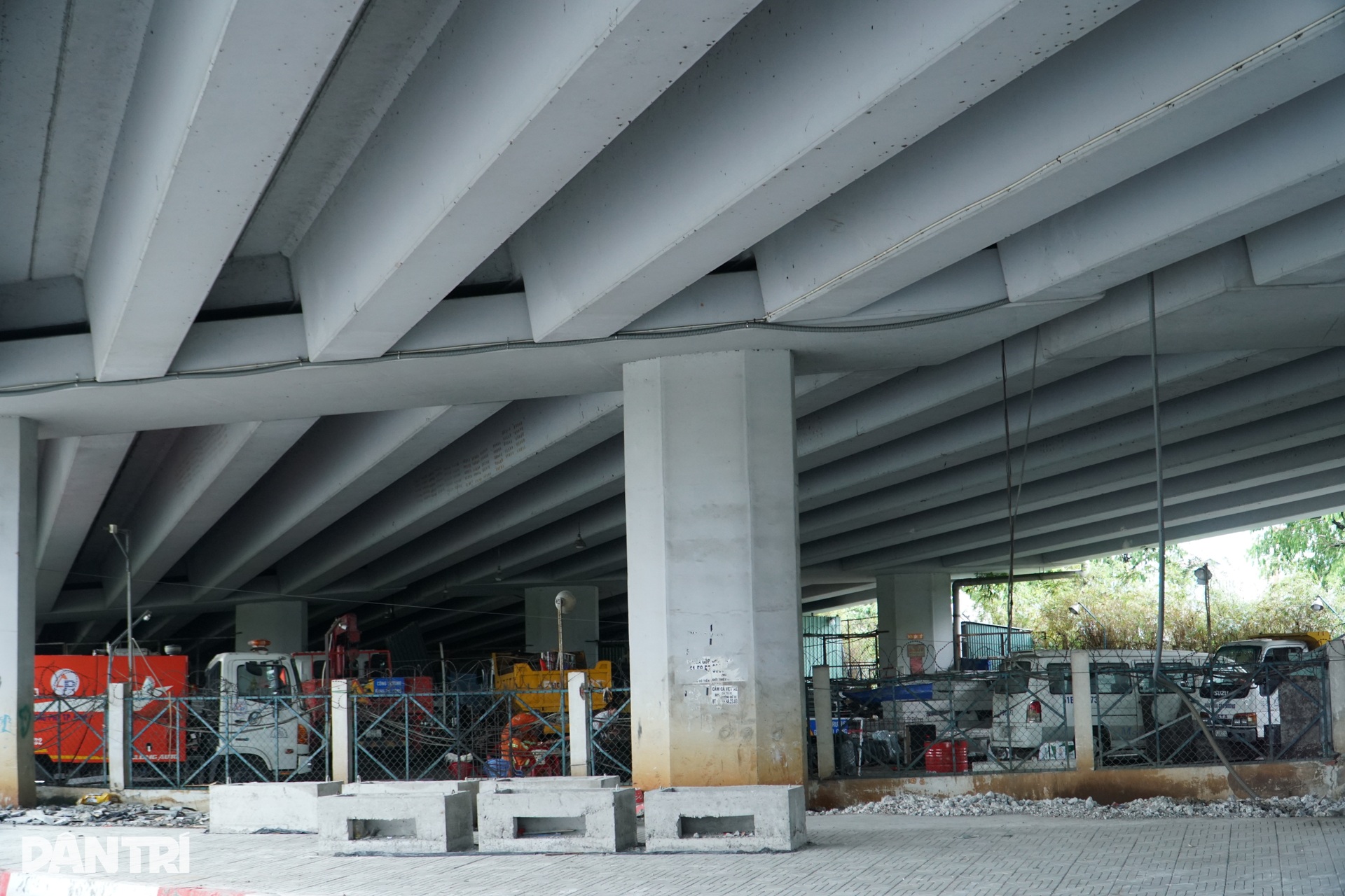 Gầm cầu ở TPHCM biến thành bãi giữ xe, tiềm ẩn nguy cơ cháy nổ - 10 Gầm cầu ở TPHCM biến thành bãi giữ xe, tiềm ẩn nguy cơ cháy nổ - 10