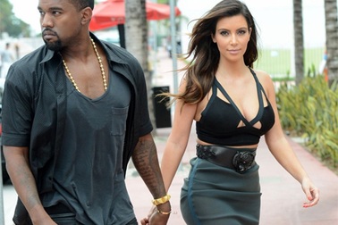 Kanye West khen Kim “siêu vòng ba” hết lời