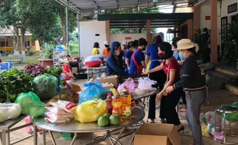 Người dân chung tay góp gạo, rau củ, quả… giúp bà con đang cách ly - 13 Người dân chung tay góp gạo, rau củ, quả… giúp bà con đang cách ly - 13