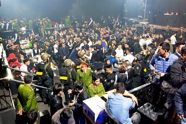 “Đột kích” quán bar lớn, phát hiện 100 người dương tính với ma túy