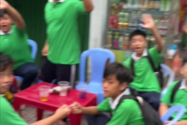 Hành động của các em bé Việt với chàng trai Tây mắc hội chứng Down gây sốt