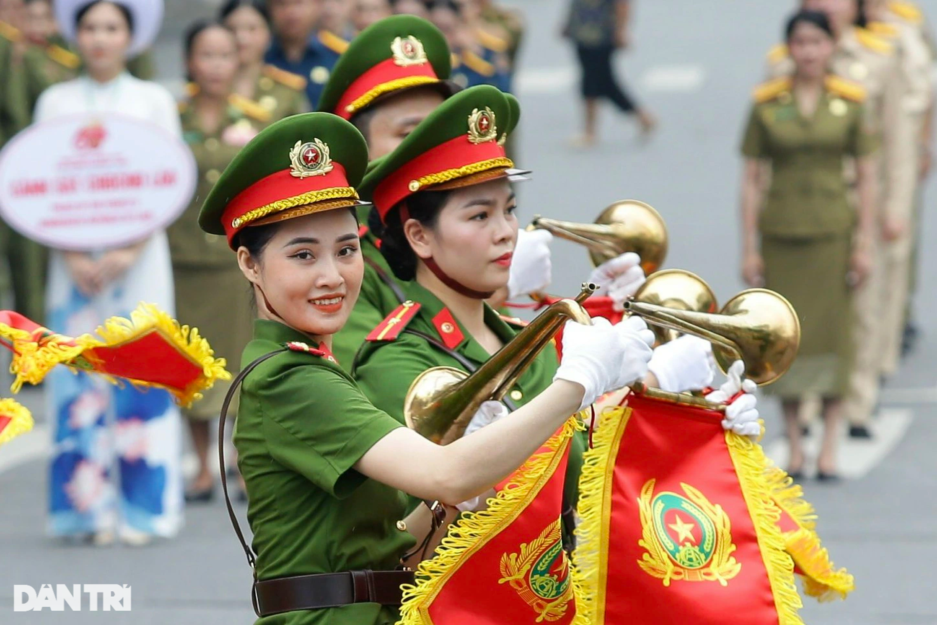 Ngắm những bóng hồng xinh đẹp biểu diễn Nhạc hội Cảnh sát trên phố đi bộ - 13 Ngắm những bóng hồng xinh đẹp biểu diễn Nhạc hội Cảnh sát trên phố đi bộ - 13