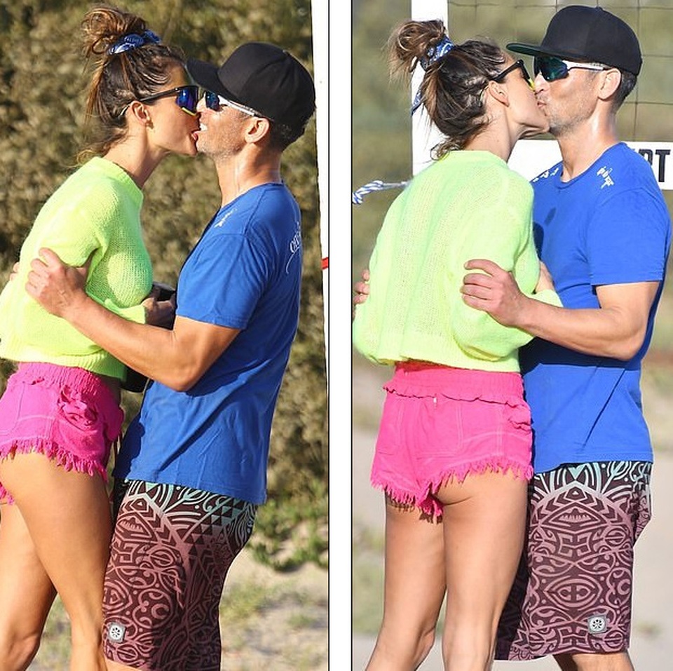 Alessandra Ambrosio khoe dáng gợi cảm, tình tứ bồ mới trên biển - 2 Alessandra Ambrosio khoe dáng gợi cảm, tình tứ bồ mới trên biển - 2