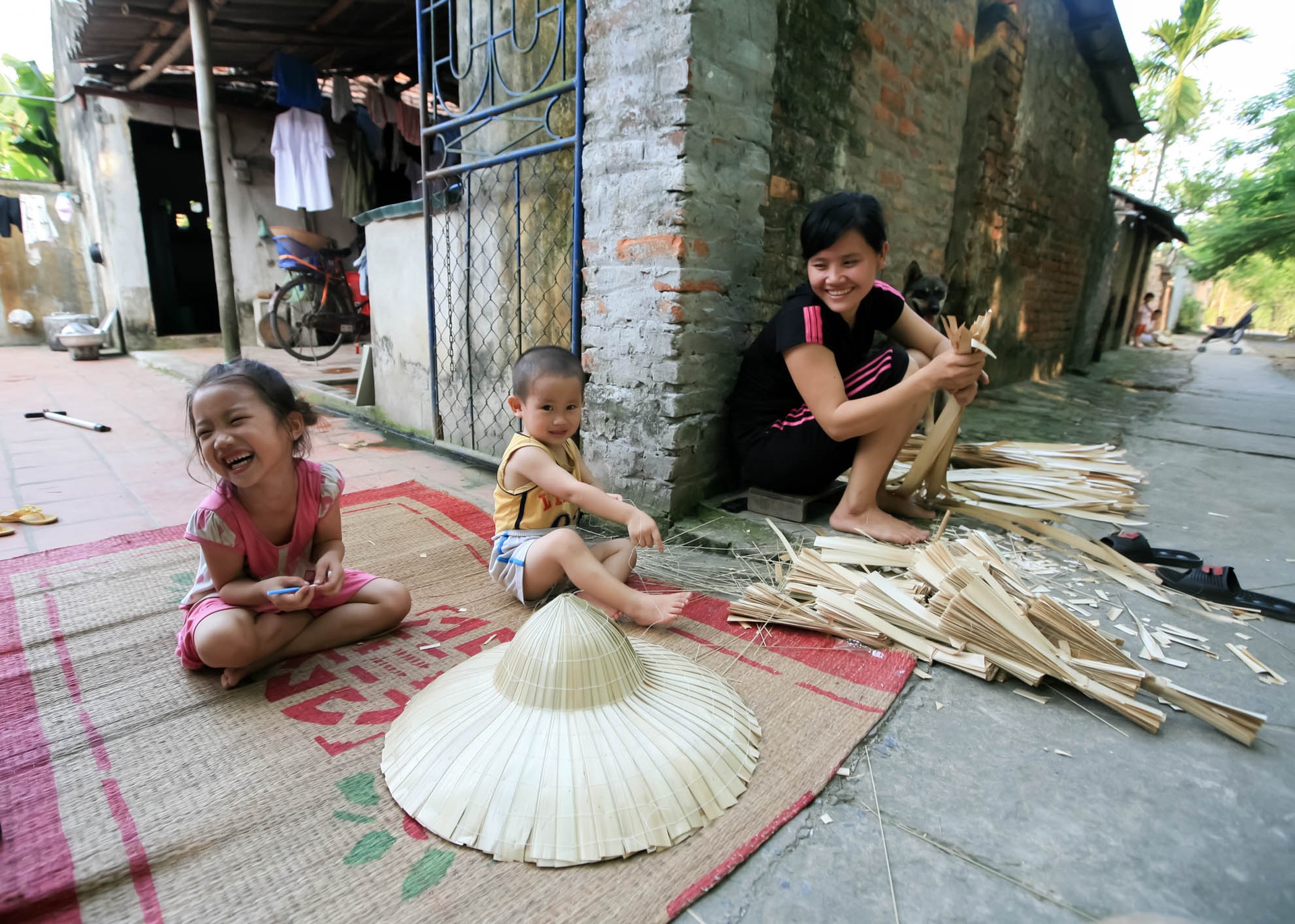 Tình mẫu tử thiêng liêng của phụ nữ Việt qua triển lãm ảnh Mẹ yêu con - 10 Tình mẫu tử thiêng liêng của phụ nữ Việt qua triển lãm ảnh Mẹ yêu con - 10