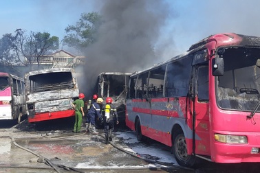 Lửa bùng phát tại bãi giữ xe, 6 ô tô bị thiêu rụi