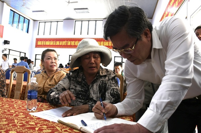 Cuối buổi làm việc, Bí thư Huyện uỷ huyện Long Thành Dương Minh Dũng xuống ghi nhận thêm những ý kiến của bà con còn thắc mắc.