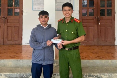 Nhân viên bưu điện làm rơi tiền, người dân nhặt được nộp công an