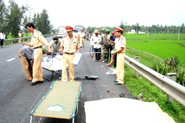 Truy tìm tài xế xe tải tông chết cán bộ kiểm lâm rồi bỏ chạy