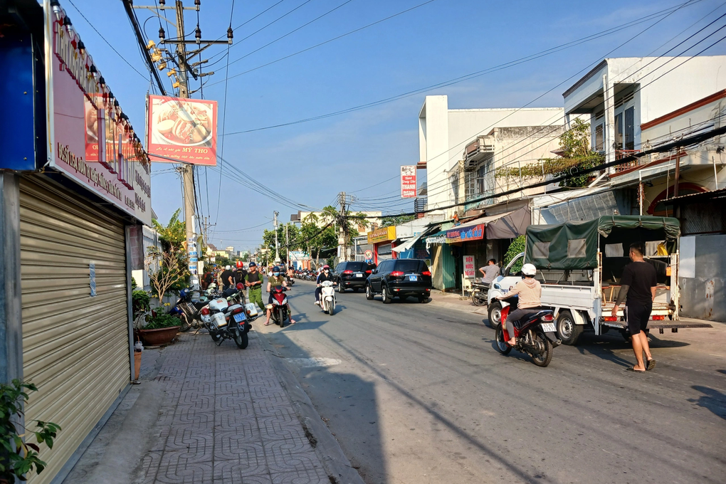 Hàng chục cảnh sát vây bắt kẻ lạ mặt xông vào trường mầm non uy hiếp trẻ - 2 Hàng chục cảnh sát vây bắt kẻ lạ mặt xông vào trường mầm non uy hiếp trẻ - 2