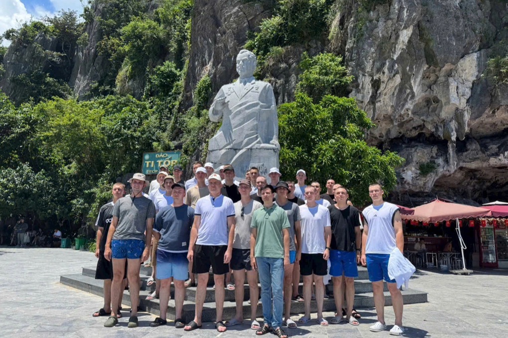 Đoàn quân nhân Nga ăn chả mực trên du thuyền, tắm biển ở Hạ Long - 3 Đoàn quân nhân Nga ăn chả mực trên du thuyền, tắm biển ở Hạ Long - 3