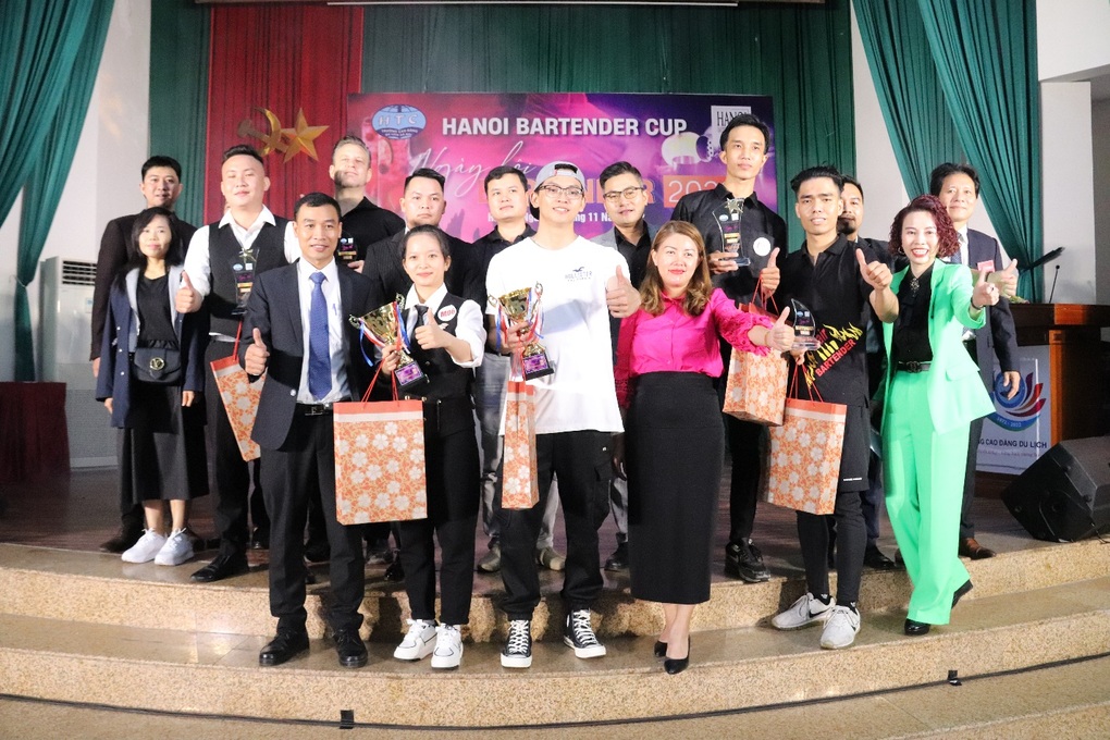 Bartender thể hiện kỹ năng nghề, vừa nhảy múa vừa pha chế - 12 Bartender thể hiện kỹ năng nghề, vừa nhảy múa vừa pha chế - 12