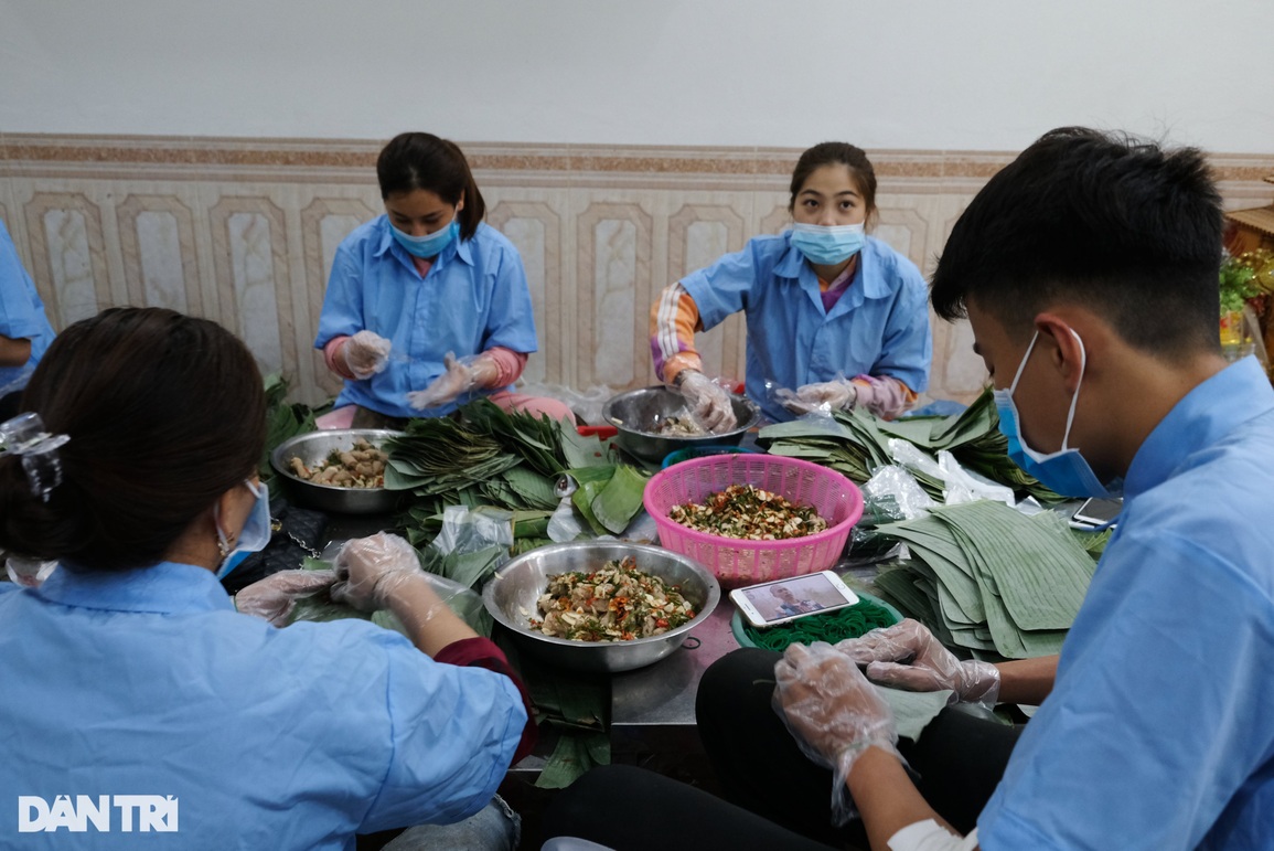 Cơ sở làm nem, giò chạy nước rút ngày cận Tết - 2 Cơ sở làm nem, giò chạy nước rút ngày cận Tết - 2