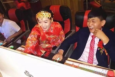 Cô dâu chú rể mải ‘đánh điện tử’... quên cả giờ cưới