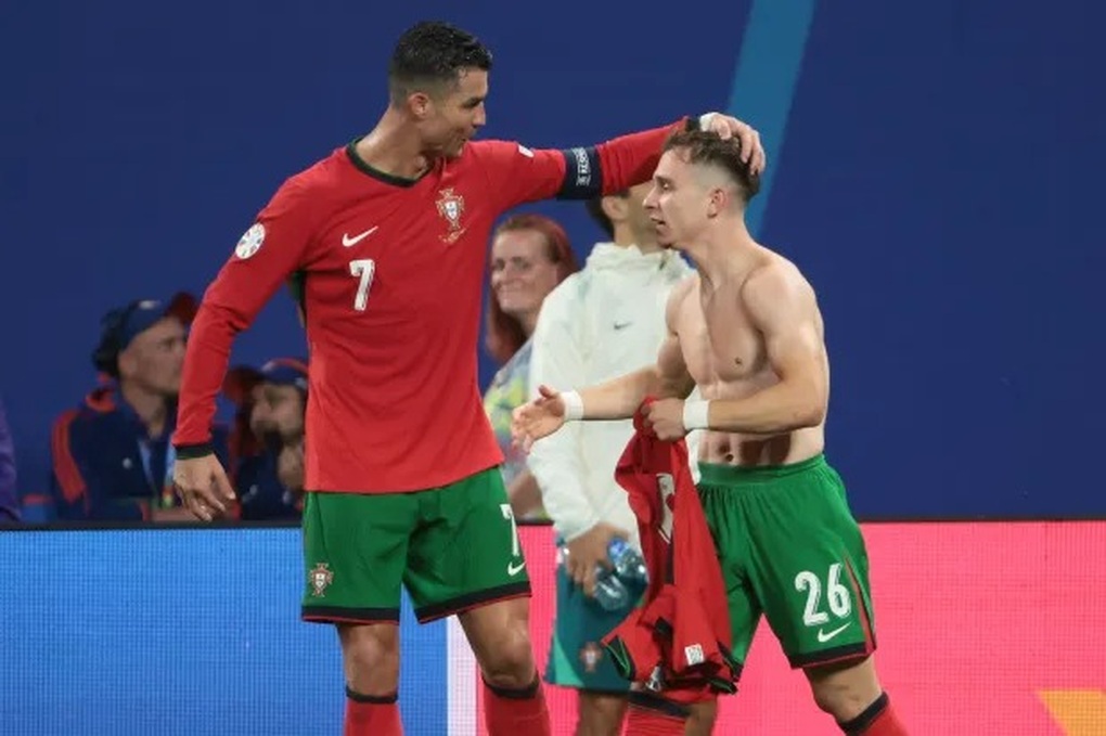 Chuyên gia khuyên Ronaldo nên an phận ngồi dự bị ở tuyển Bồ Đào Nha - 1 Chuyên gia khuyên Ronaldo nên an phận ngồi dự bị ở tuyển Bồ Đào Nha - 1