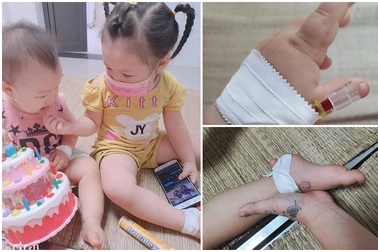 Xúc động khoảnh khắc 2 bé gái F0 vui chơi trong khu điều trị Covid-19