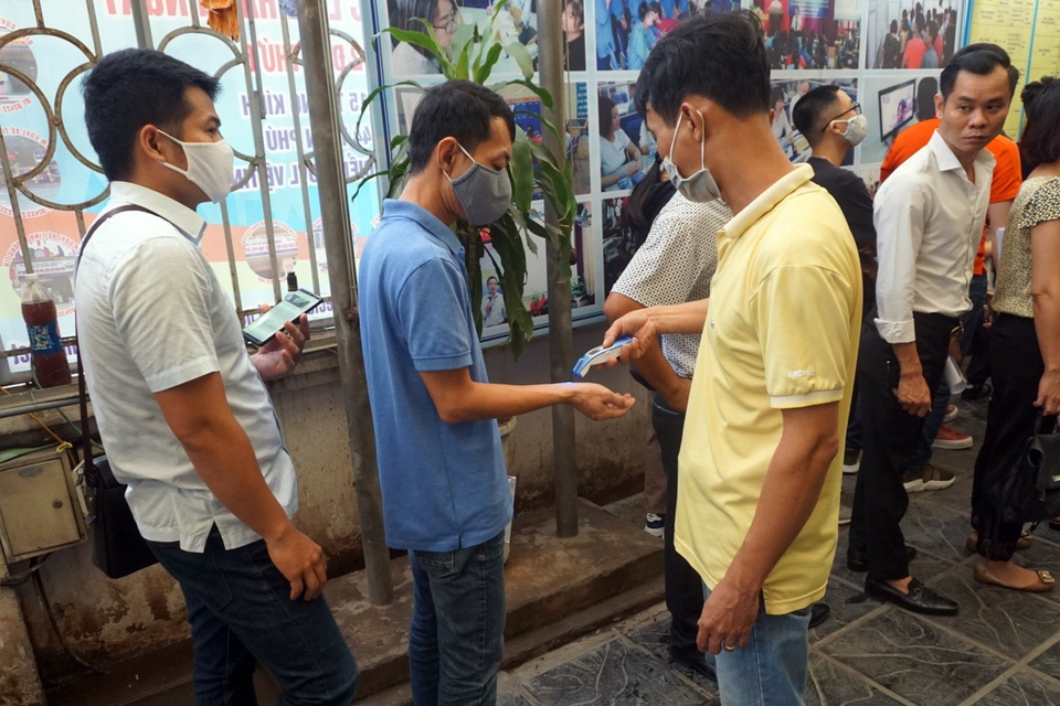 Người dân Hà Nội ùn ùn đi làm trợ cấp thất nghiệp... từ 5h sáng - 4 Người dân Hà Nội ùn ùn đi làm trợ cấp thất nghiệp... từ 5h sáng - 4