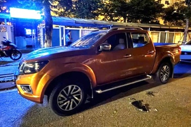 Đập vỡ kính ô tô, trộm túi xách của nữ tài xế lấy 15 triệu đồng chơi game