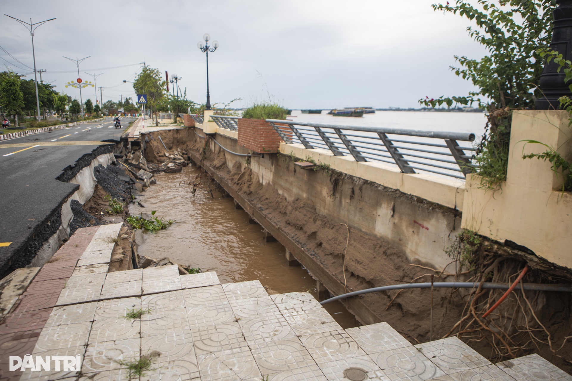 500m bờ kè miền Tây sạt lở xuống sông Tiền - 10 500m bờ kè miền Tây sạt lở xuống sông Tiền - 10