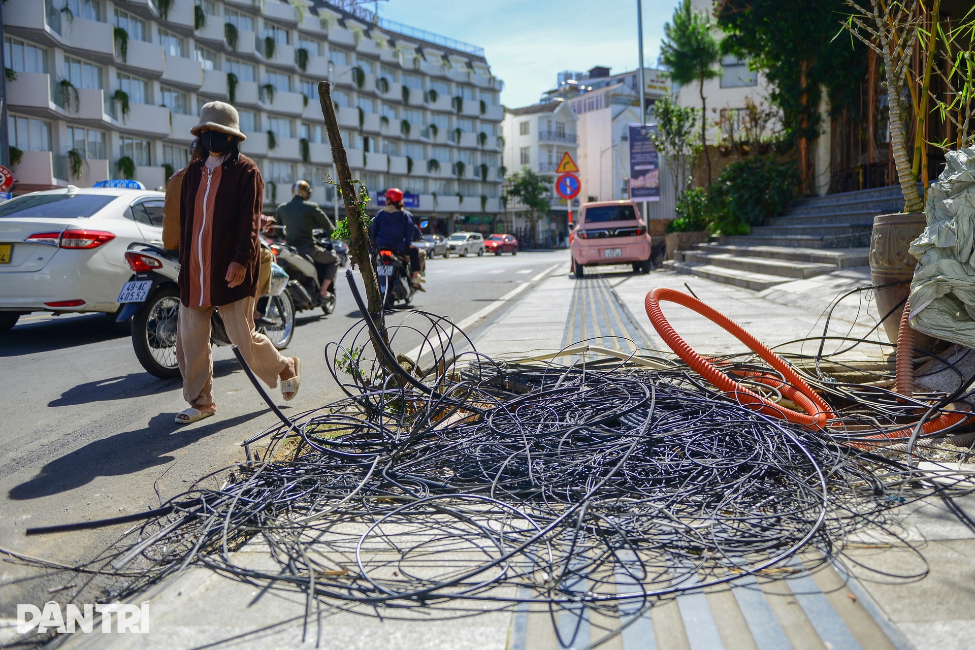 Nhổ loạt trụ điện bị bỏ quên ở tuyến đường đẹp bậc nhất trung tâm Đà Lạt - 8 Nhổ loạt trụ điện bị bỏ quên ở tuyến đường đẹp bậc nhất trung tâm Đà Lạt - 8