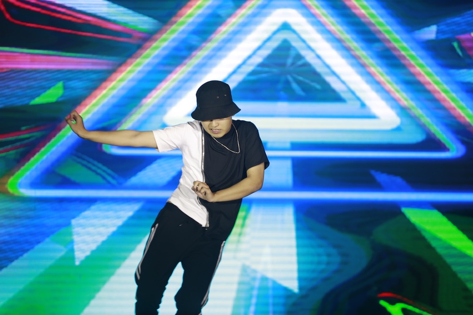 Vừa đàn vừa hát, nam sinh Quảng Bình đăng quang ngôi Quán quân Học bổng Tài năng ĐH FPT - 7