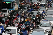 Người Hà Nội chật vật di chuyển dưới trời mưa dai dẳng và sương mù dày đặc