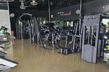 Mới mở phòng gym 2 tháng, chủ hốt hoảng "vác tạ chạy lũ”