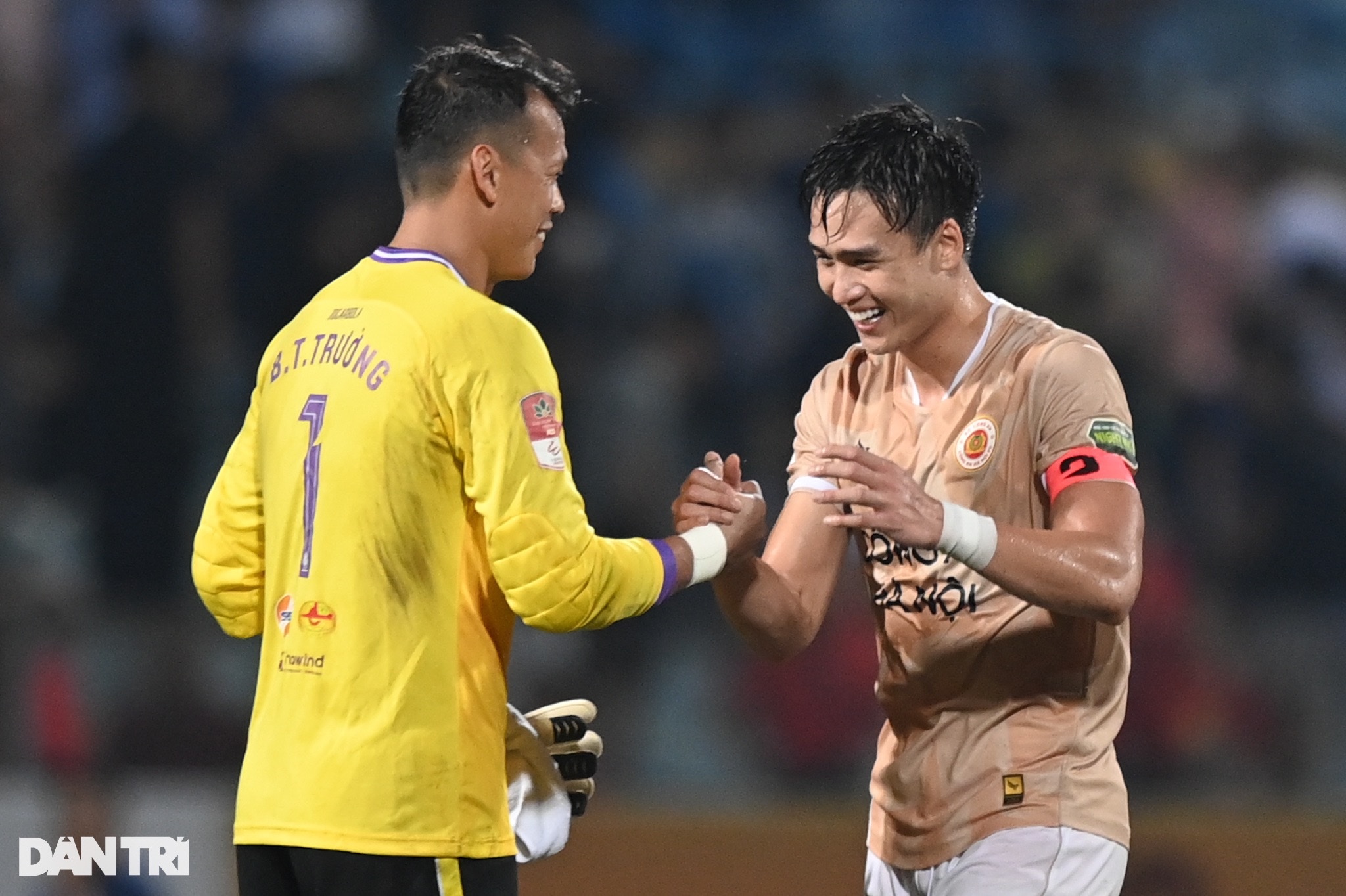Door het verlies tegen Hanoi Police Club werd Hanoi FC naar de onderkant van de ranglijst geduwd - 1 Thất bại trước CLB Công An Hà Nội, Hà Nội FC bị đẩy xuống cuối bảng - 1