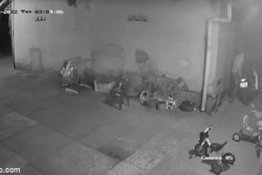 Cuỗm được 2 xe máy, tên trộm bỏ lại "sản vật" bất ngờ rồi tẩu thoát