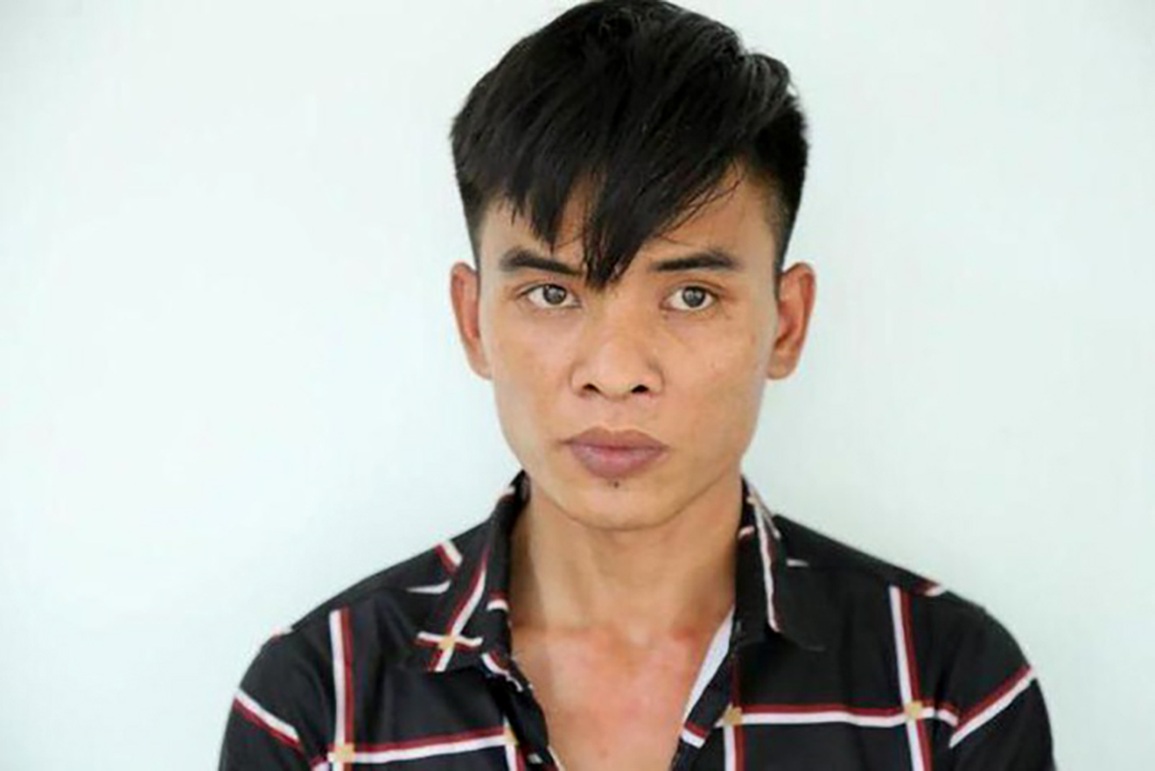 Cha dượng hờ hiếp dâm bé gái 10 tuổi khi kèm dạy học - 1 Cha dượng hờ hiếp dâm bé gái 10 tuổi khi kèm dạy học - 1