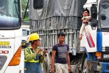 Nhà xe đòi dùng mã tấu “xử lý” công nhân làm đường