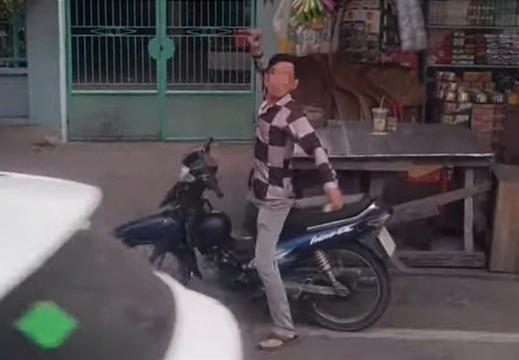 Nam thanh niên cầm đá ném ô tô trên đường ở TPHCM - 1 Nam thanh niên cầm đá ném ô tô trên đường ở TPHCM - 1
