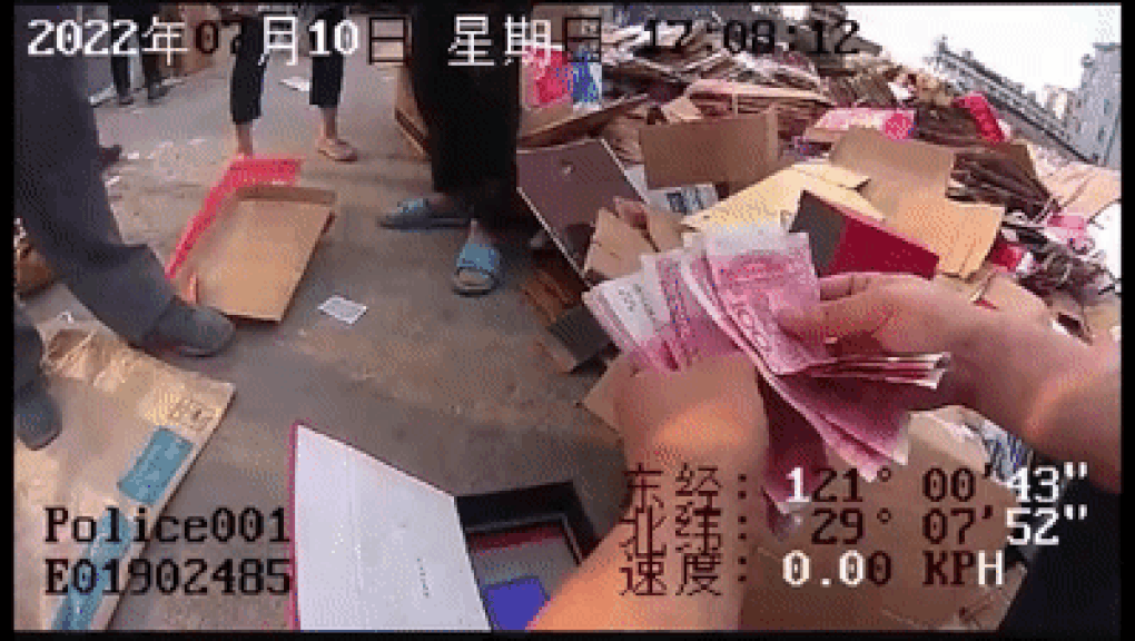Chồng giấu quỹ đen trong hộp giấy, vợ không biết mang bán đồng nát - 2 Chồng giấu quỹ đen trong hộp giấy, vợ không biết mang bán đồng nát - 2