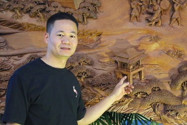 Bức tranh tiền tỷ nặng 2,5 tấn, dùng xe tải chở đến triển lãm lớn nhất nước