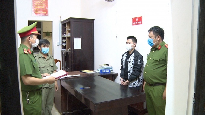 Cơ quan chức năng tỉnh Thừa Thiên Huế thực hiện quyết định bắt tạm giam đối tượng Lê Thanh Phụng. Ảnh: CA cung cấp