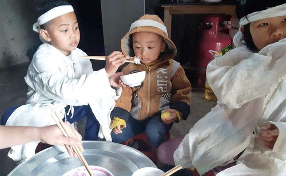 Bạn đọc giúp đỡ 3 đứa trẻ mồ côi bố hơn 95 triệu đồng - 1 Bạn đọc giúp đỡ 3 đứa trẻ mồ côi bố hơn 95 triệu đồng - 1