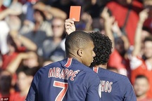 Mbappe bị đuổi, PSG giành chiến thắng trong cơn mưa bàn thắng