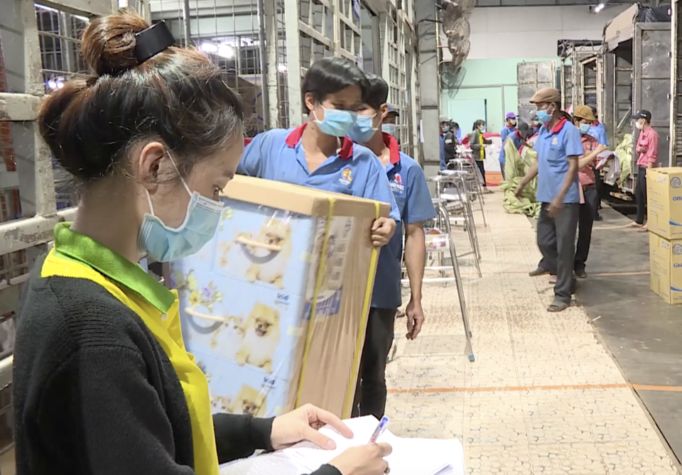 Né Covid-19: Doanh nghiệp giảm, thay đổi lịch làm việc - 2 Né Covid-19: Doanh nghiệp giảm, thay đổi lịch làm việc - 2