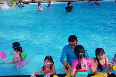 Khánh Hòa: Nắng nóng, học sinh đổ xô đi học bơi, giải nhiệt