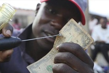 Thợ sửa tiền - cứu tinh cho những đồng USD rách tại Zimbabwe