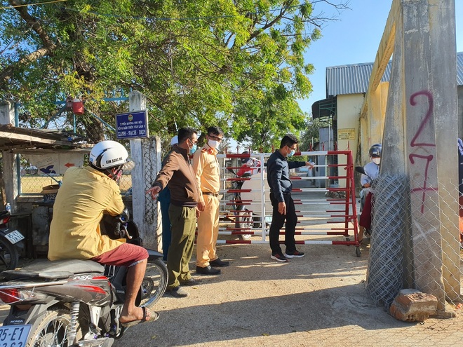 Dân quân bán rau giúp tiểu thương trong khu cách ly - 2 Dân quân bán rau giúp tiểu thương trong khu cách ly - 2