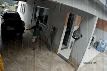 Tài xế quên phanh tay, xe bán tải "vượt rào" lao ra đường