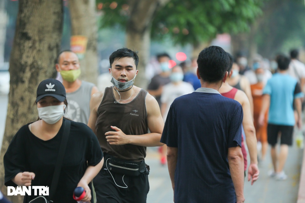 Hồ Gươm bị cấm, dân Hà Nội đổ ra chật kín đường ven hồ Tây đạp xe, chạy bộ - 13 Hồ Gươm bị cấm, dân Hà Nội đổ ra chật kín đường ven hồ Tây đạp xe, chạy bộ - 13