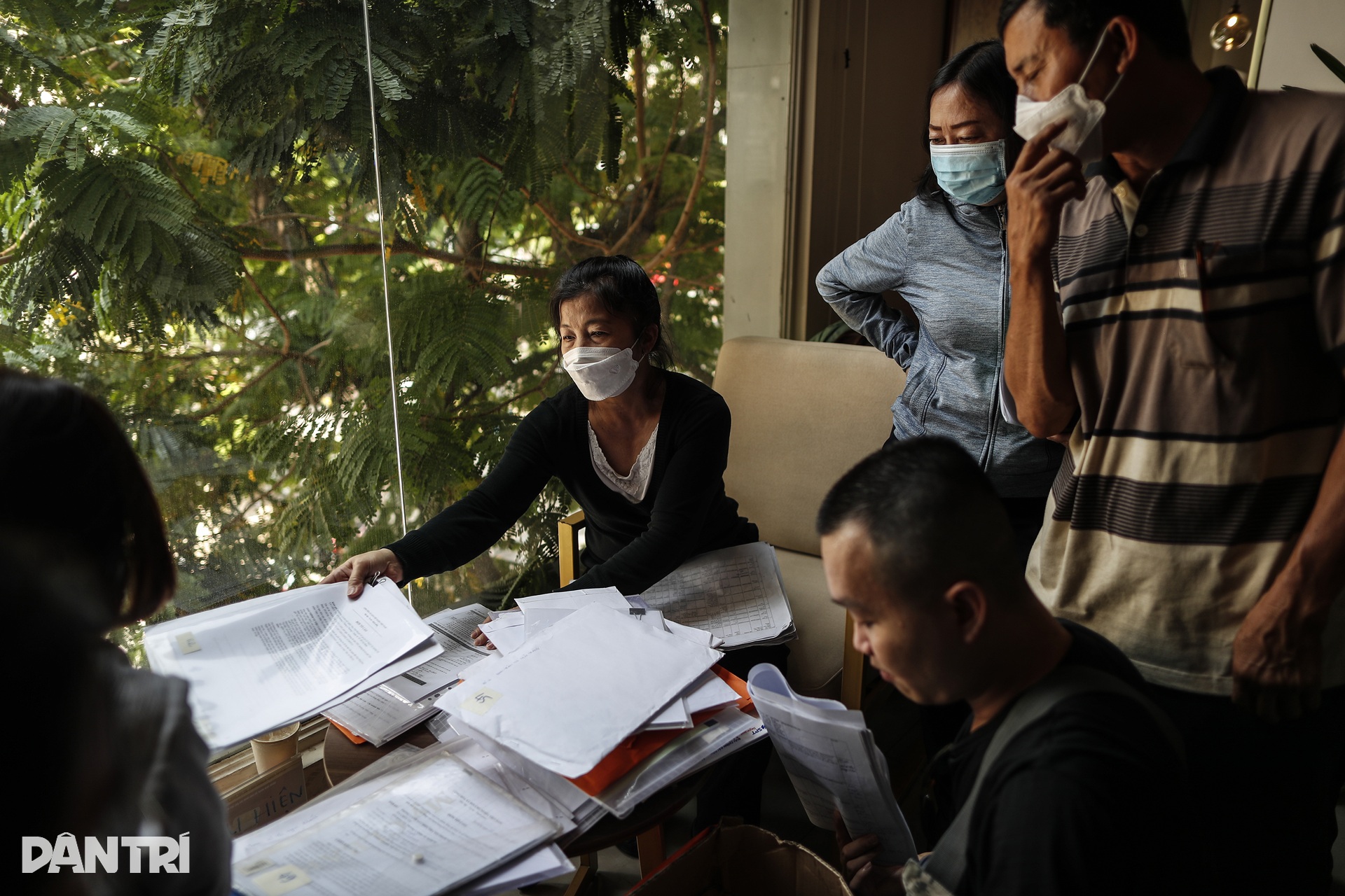 Hàng trăm người mang đơn tố cáo bảo hiểm Manulife tới công an TPHCM - 3 Hàng trăm người mang đơn tố cáo bảo hiểm Manulife tới công an TPHCM - 3