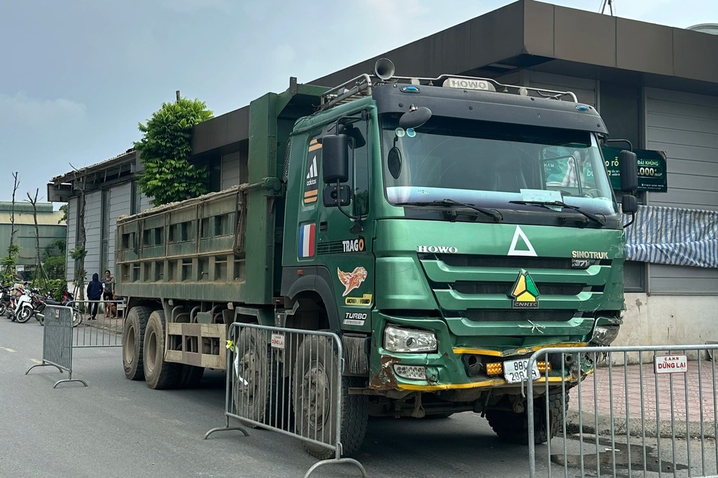 Vụ tai nạn 4 người chết ở Hoài Đức: Xe Howo hết hạn đăng kiểm? - 1 Vụ tai nạn 4 người chết ở Hoài Đức: Xe Howo hết hạn đăng kiểm? - 1