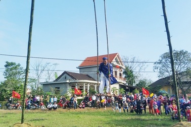 Người dân háo hức đi đu tiên tại làng Gia Viên