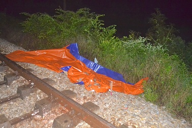 Đi bộ trên đường sắt, người đàn ông bị tàu tông tử vong