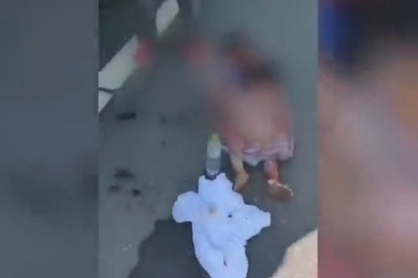 Clip cậu bé vỗ về em gái nhỏ sau tai nạn khiến cha mẹ tử vong làm dân mạng rơi nước mắt