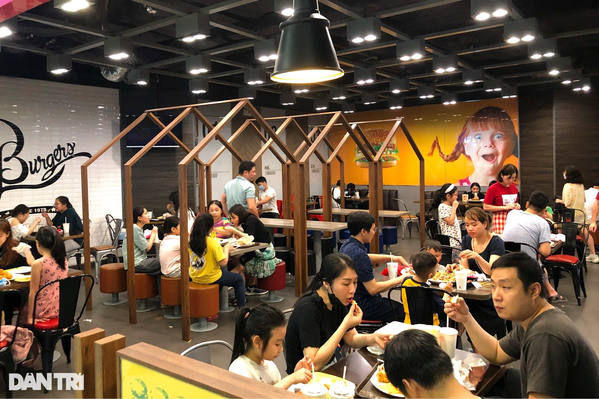 Đường phố, công viên, hàng quán ở Hà Nội đông nghịt thời hậu Covid - 16 Đường phố, công viên, hàng quán ở Hà Nội đông nghịt thời hậu Covid - 16